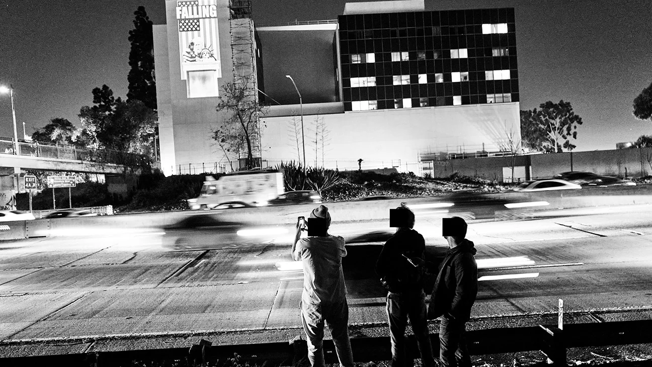 Colectivo VJayBombs proyecta sátira anti-Trump en edificio de Los Ángeles