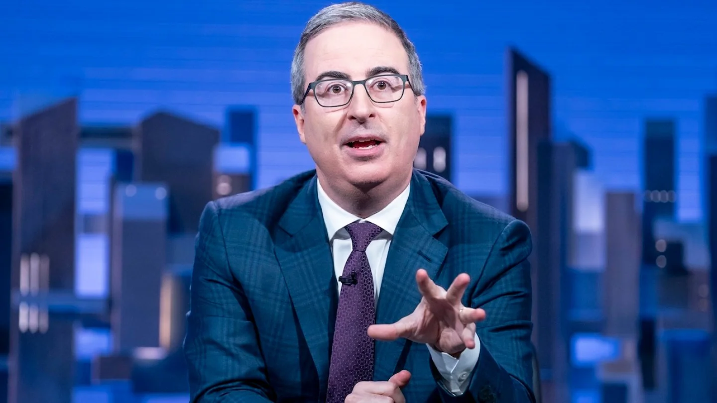 John Oliver estrena cartel estilo ghanés para su campaña Emmy de 'Last Week Tonight'