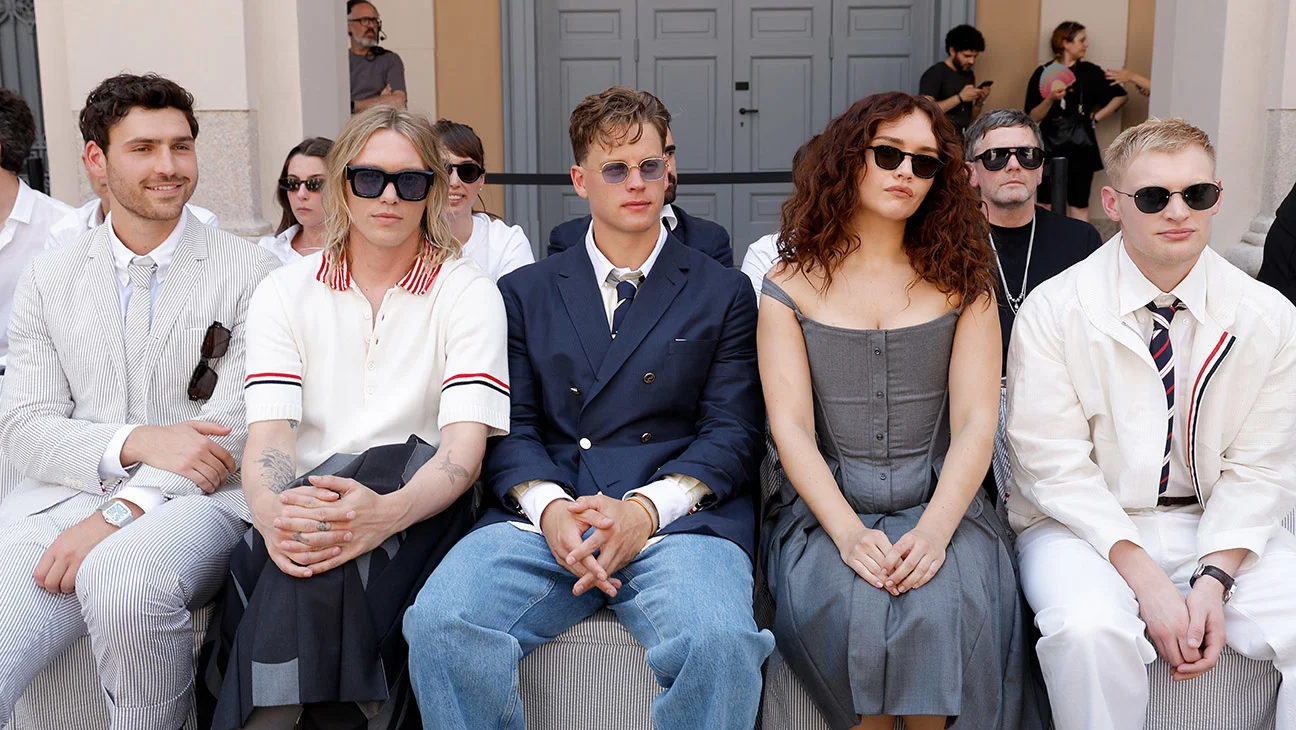 Curry Barker asiste al desfile de Thom Browne en Milán tras éxito de 'Obsession' y nuevo contrato millonario