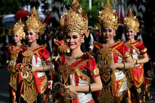 Ciudadanas balinesas participan en el Festival de Arte en Denpasar