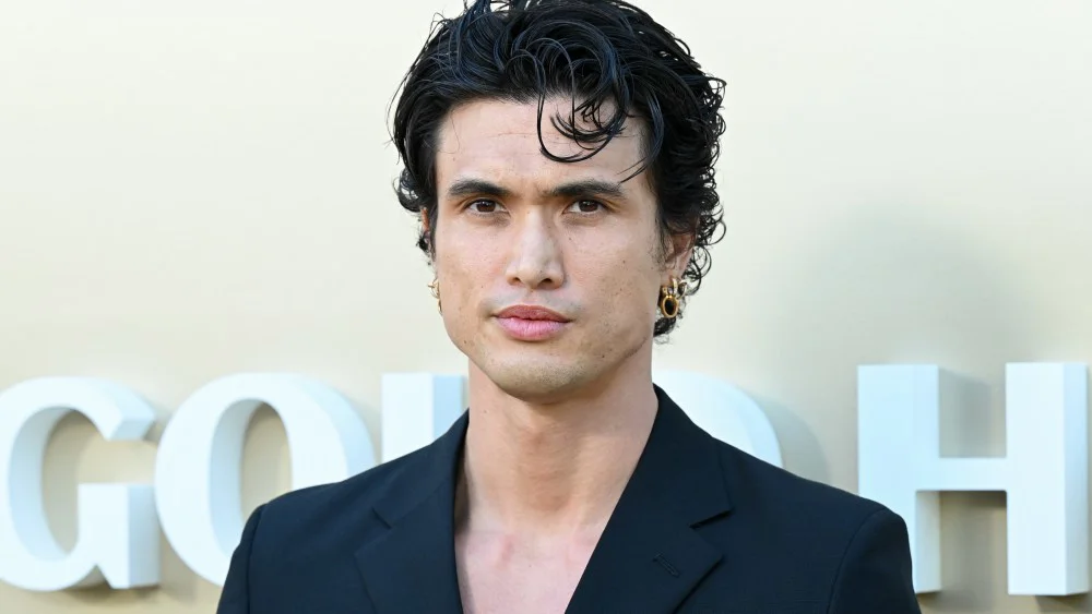 Charles Melton se une a Matt Damon en nueva película de los Daniels