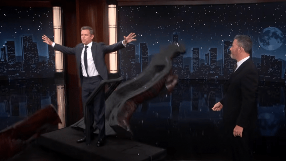 Matt Damon irrumpe en 'Jimmy Kimmel Live!' oculto en un caballo de Troya para promocionar su nueva película