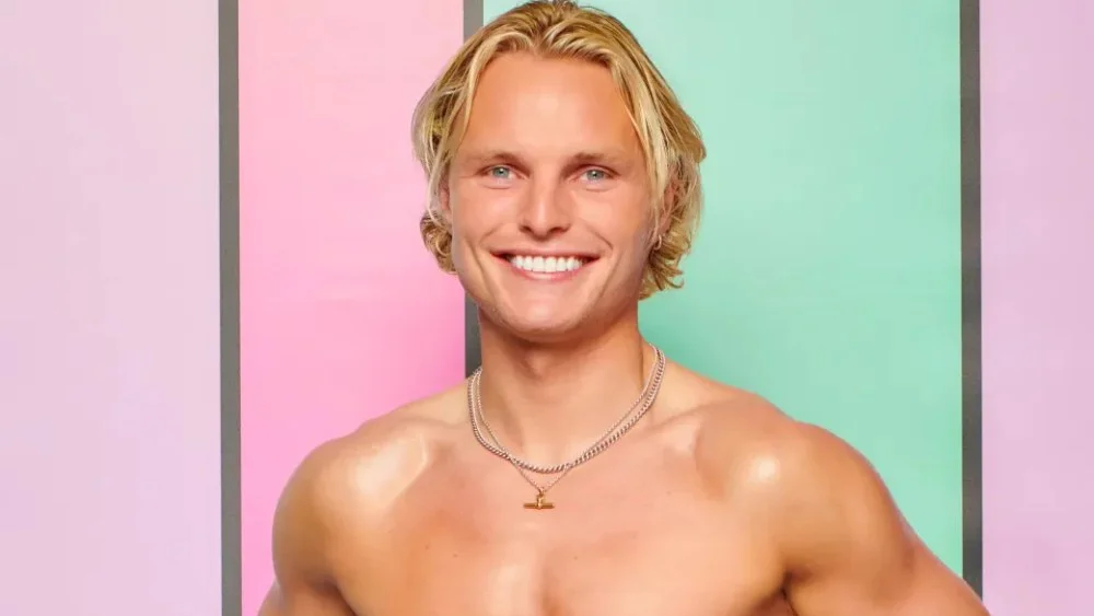Concursante de 'Love Island UK' abandona el programa para estar con su familia