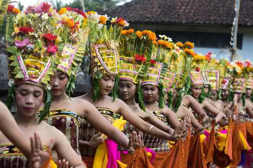 The Open Mind celebra 70 años en PBS; capturan danza sagrada en Bali