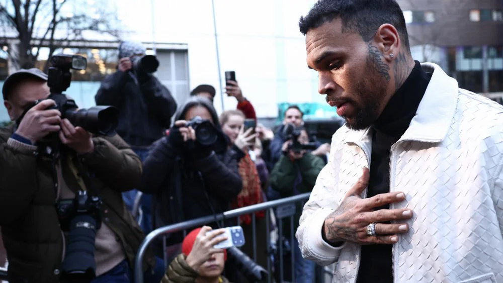 Jurado condena a Chris Brown a pagar 13.8 millones de dólares por ataque de su perro a empleada doméstica