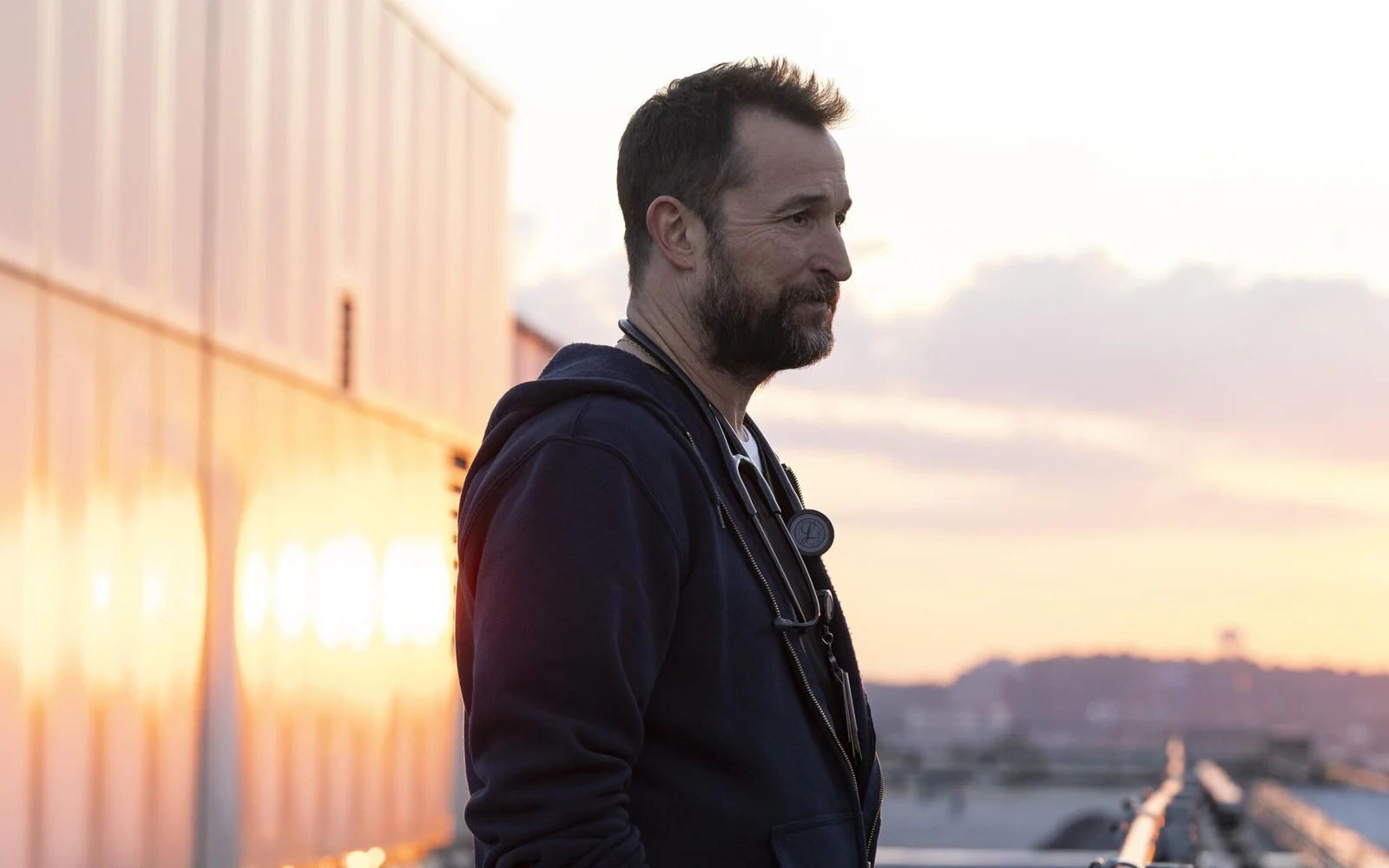 Noah Wyle revela salto temporal y crítica a recortes en la tercera temporada de 'The Pitt'
