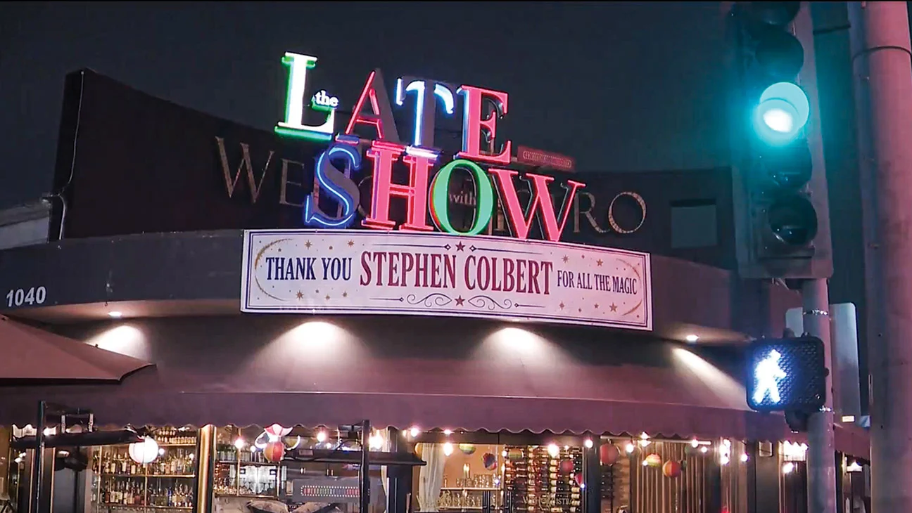 Letrero de 'The Late Show' de Stephen Colbert llega a restaurante en West Hollywood tras subasta