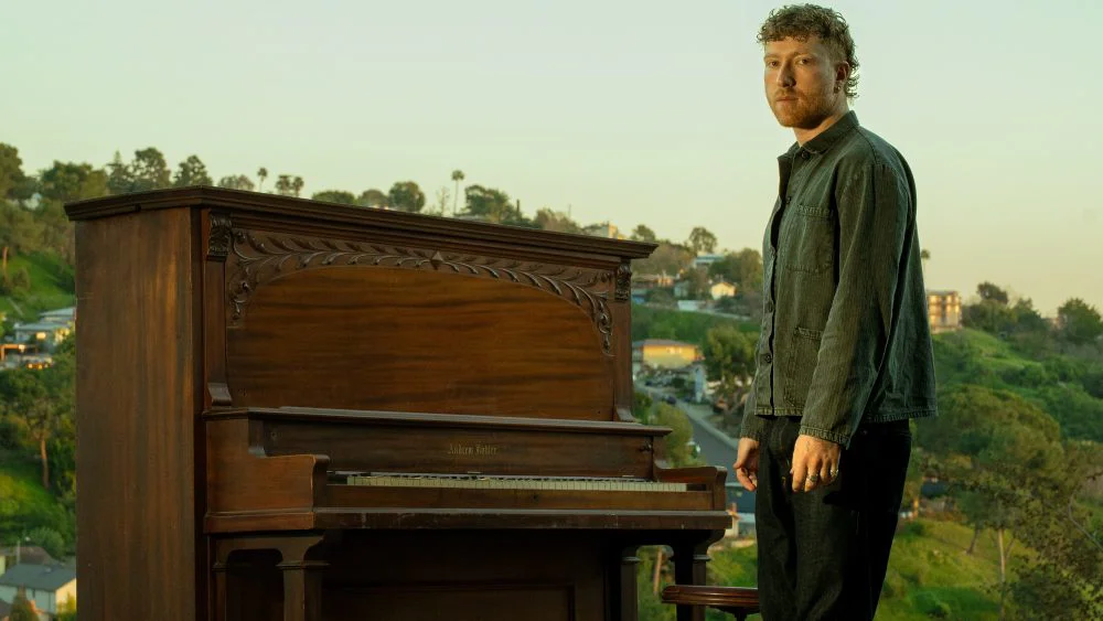 JP Saxe cancela gira, se independiza y prepara su álbum 'Okay Piano Guy'