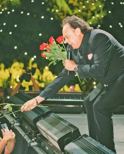 Néstor Hoyer afirma que el romanticismo nunca terminará tras concierto en Tampico