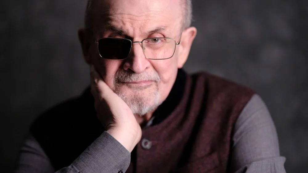 Salman Rushdie rechaza la IA en el arte por falta de originalidad y confirma nuevas adaptaciones de sus obras