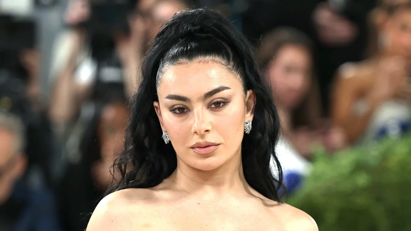 Charli XCX regresa con nuevo álbum 'Music, Fashion, Film'