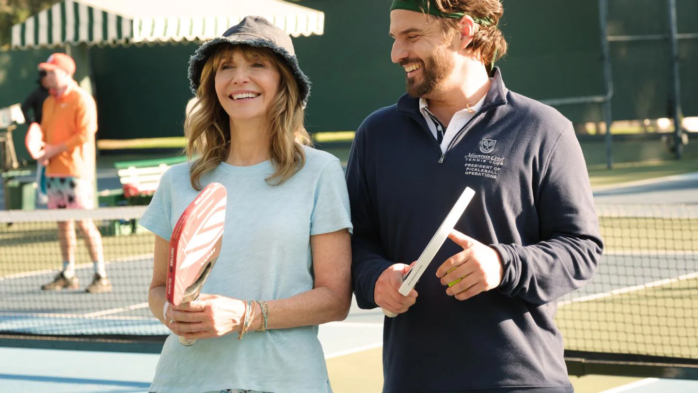 Crítica: 'The Dink', comedia de pickleball con Jake Johnson y Ben Stiller, llega a Apple TV