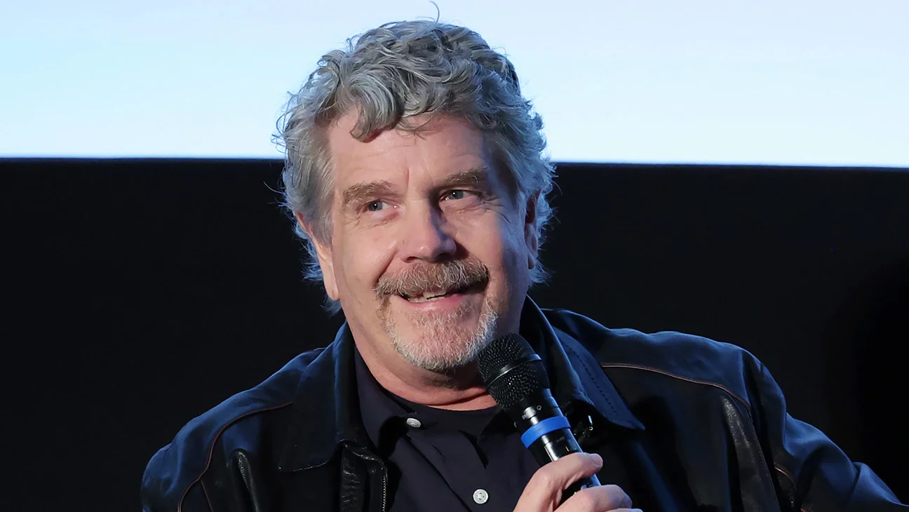 John Wells renueva contrato con Warner Bros. Television tras 40 años en el estudio