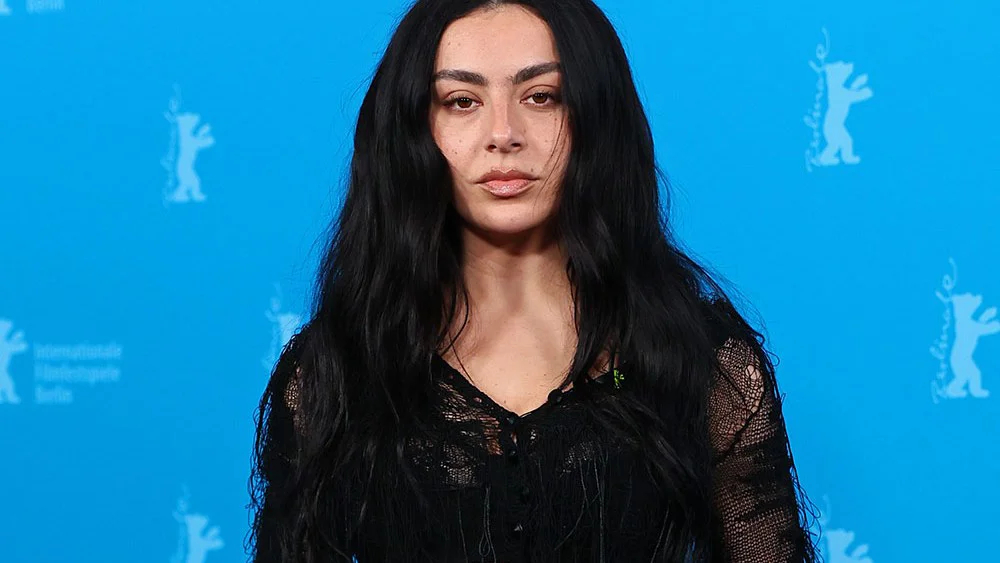 Charli XCX revela tracklist y fecha de lanzamiento de su álbum 'Music, Fashion, Film'