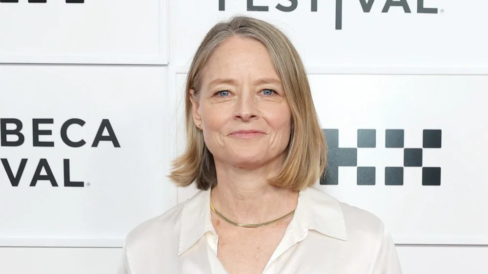 Jodie Foster sugiere que la película 'F1' de Brad Pitt parece hecha por IA