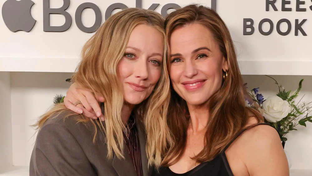 Jennifer Garner y Judy Greer aparecen en el set del reinicio de '13 Going on 30' de Netflix