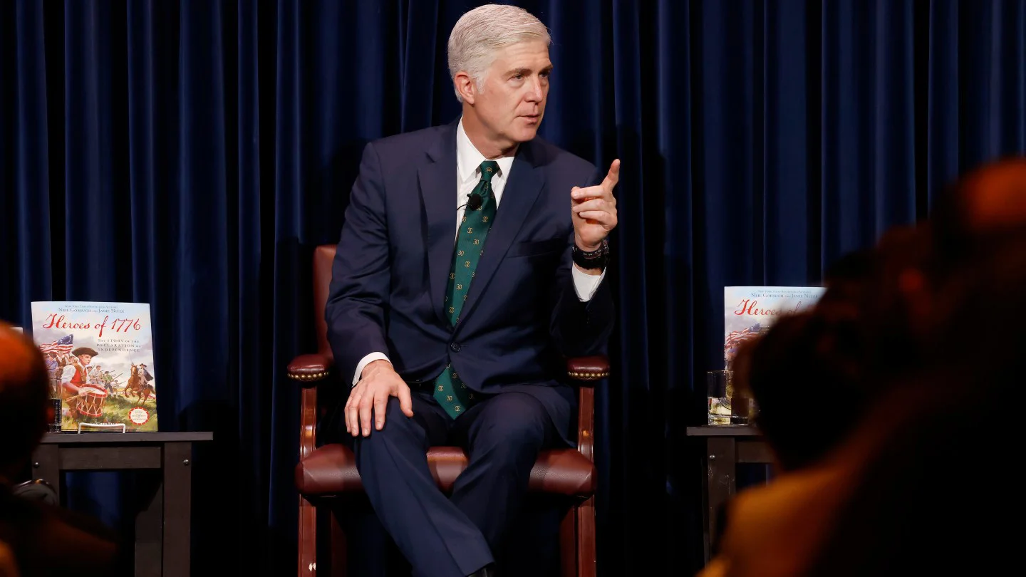 Juez Gorsuch cita amenazas de la FCC a Jimmy Kimmel como ejemplo de exceso de poder