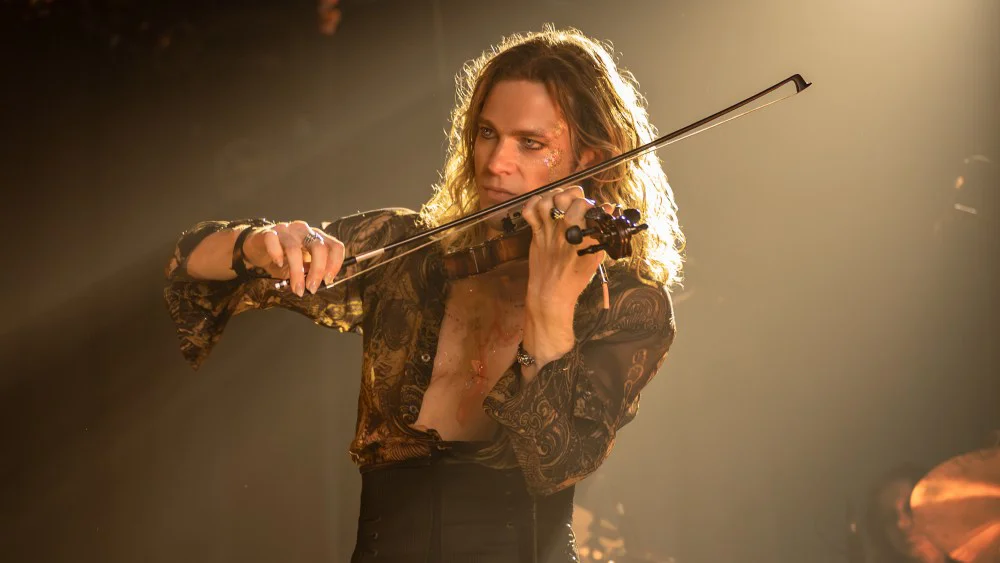 Lex Wood diseña el look de rockstar de Lestat con color y seda para la tercera temporada