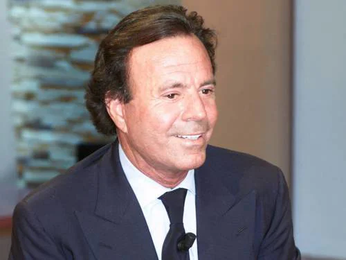 Julio Iglesias demanda a Yolanda Díaz y periodistas de eldiario.es por daño al honor
