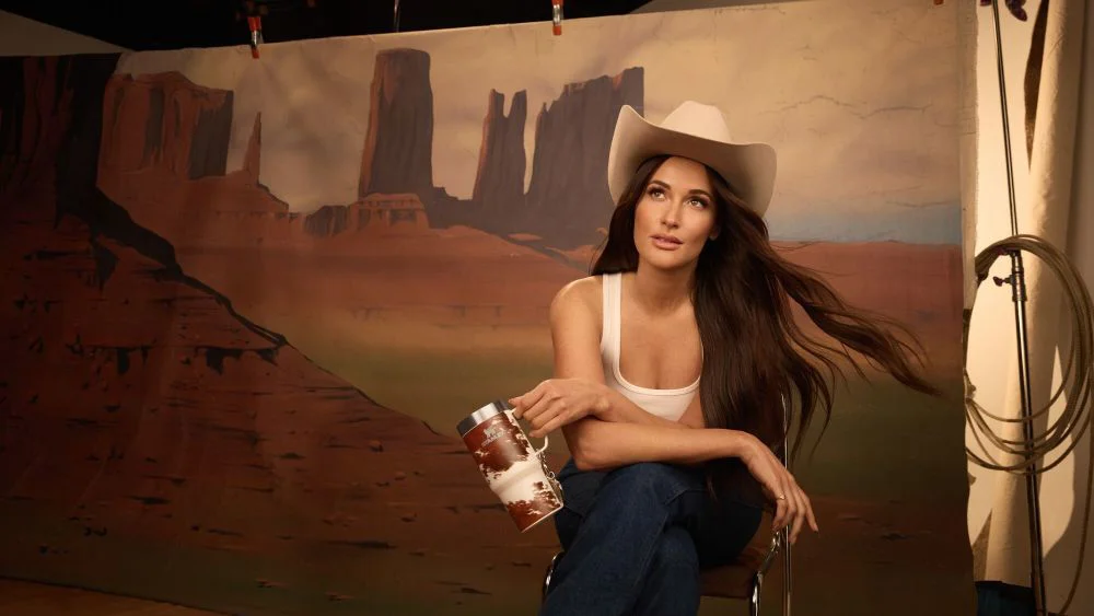 Kacey Musgraves lanza colección limitada con Stanley inspirada en sus raíces tejanas
