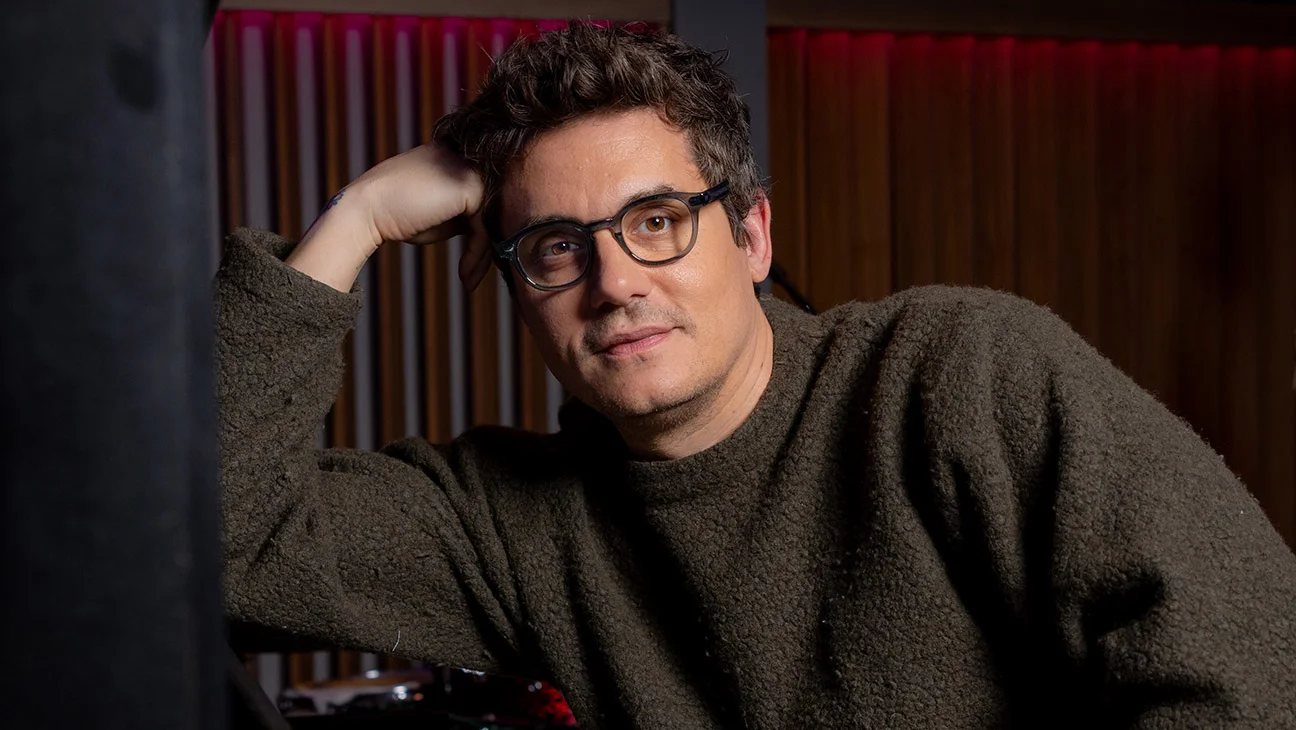 John Mayer equilibra nuevo álbum, filantropía y defensa de veteranos con TEPT