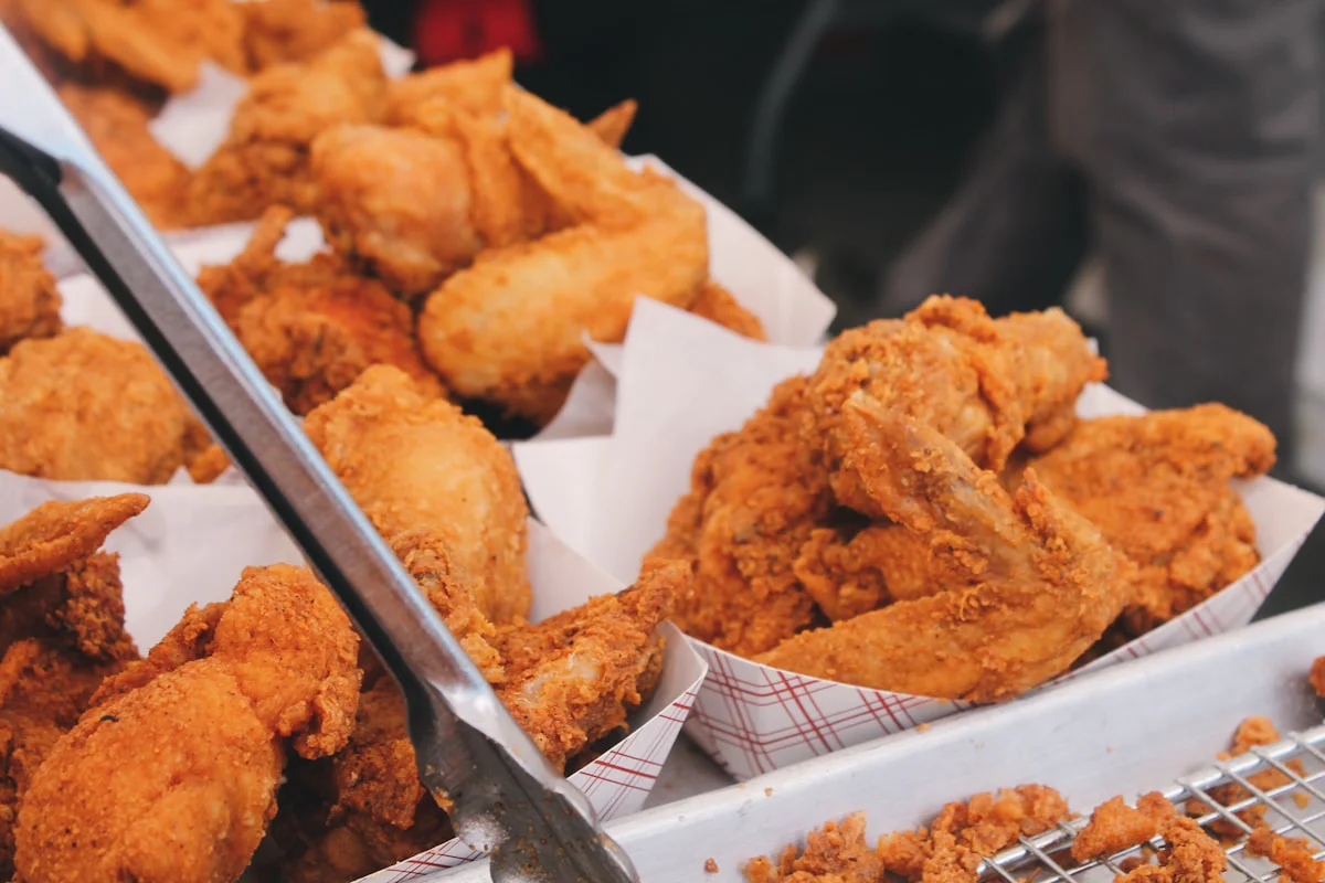 Netflix estrena documental sobre la industria del pollo frito protagonizado por Mo Gilligan