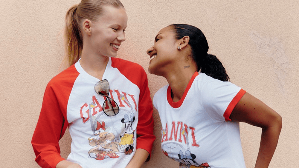 Disney y Ganni lanzan colección inspirada en Daisy Duck y Minnie Mouse en París