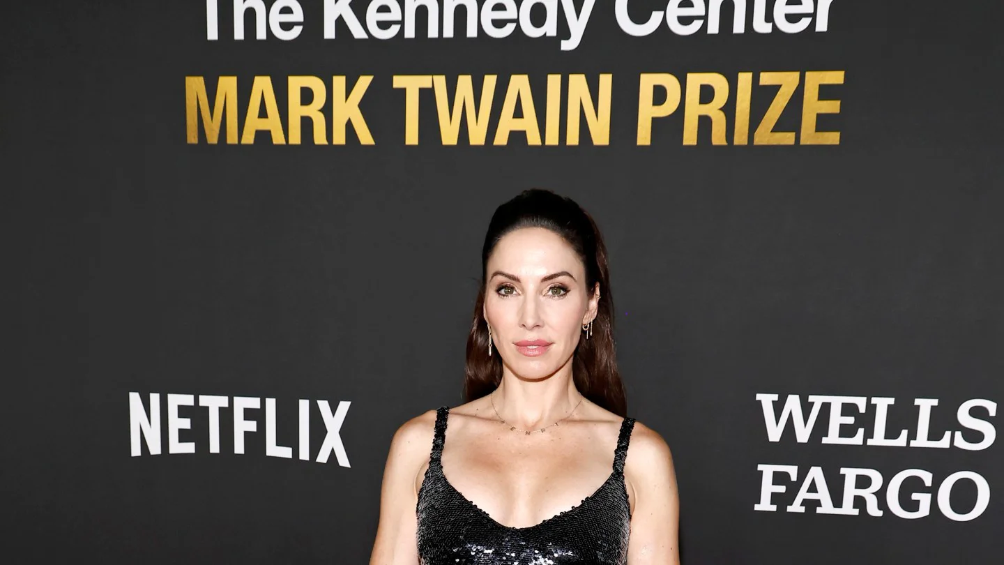Eliminan chiste de Whitney Cummings sobre Trump y tráfico sexual de transmisión del premio Mark Twain en Netflix