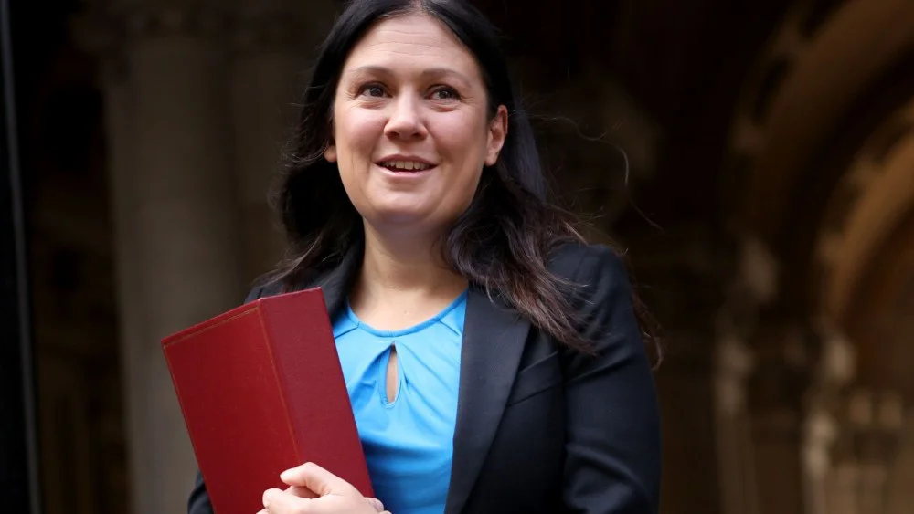 Secretaria de Cultura del Reino Unido abandona X por abuso y desinformación
