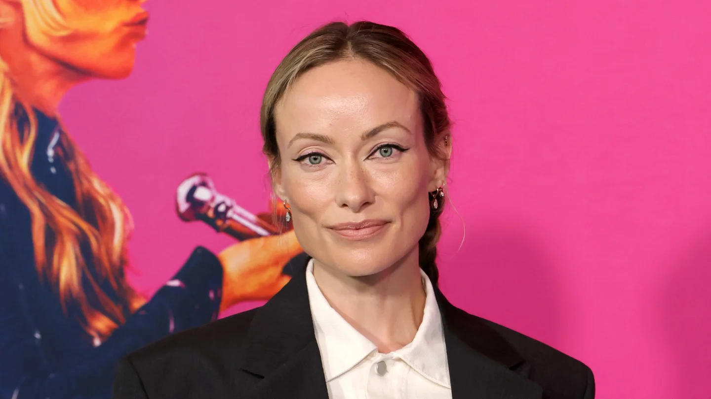 Olivia Wilde dirigirá 'Naughty', comedia navideña con Jennifer Aniston y Peter Dinklage
