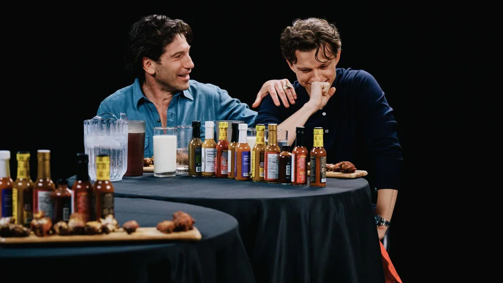 Tom Holland vomita en 'Hot Ones' y se convierte en el primer invitado en hacerlo en ocho años