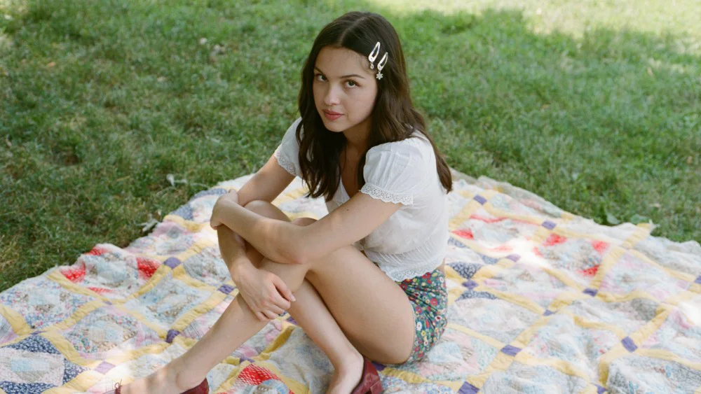 Olivia Rodrigo lanza colección de mercancía hecha a mano en Etsy para su festival Daisy Chain