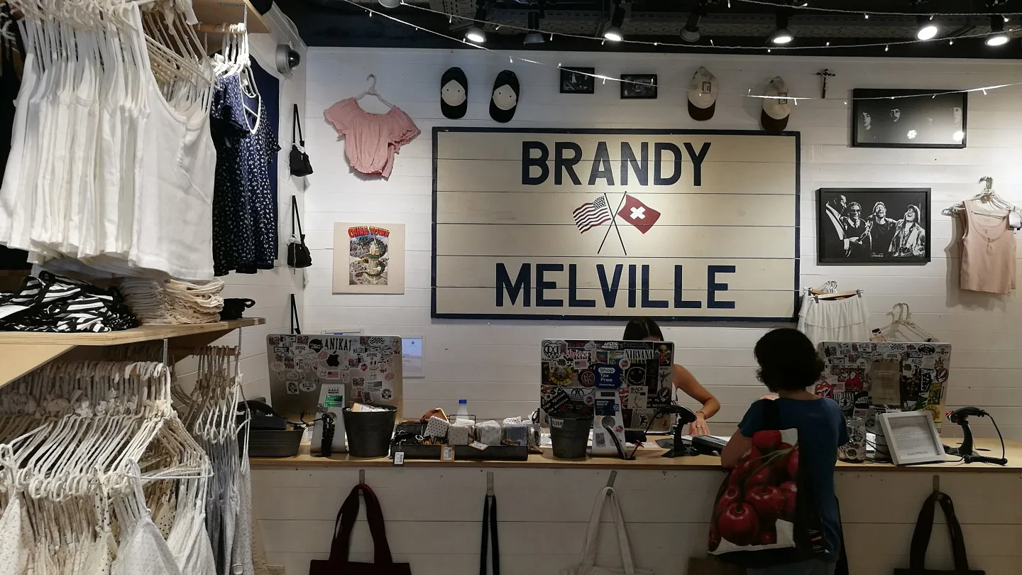 Despiden a Allegra Pinkowitz, empleada viral de Brandy Melville en TikTok