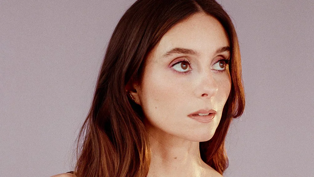 Mary Beth Barone estrena especial 'Galaxy Brain' en Netflix y avanza en segunda temporada de 'Overcompensating'