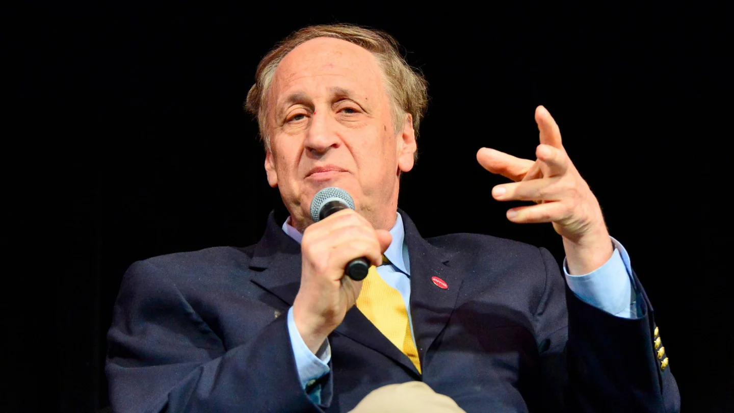CEO de AMC Theatres recibe aumento salarial a casi $15 millones en 2025 pese a caída de acciones