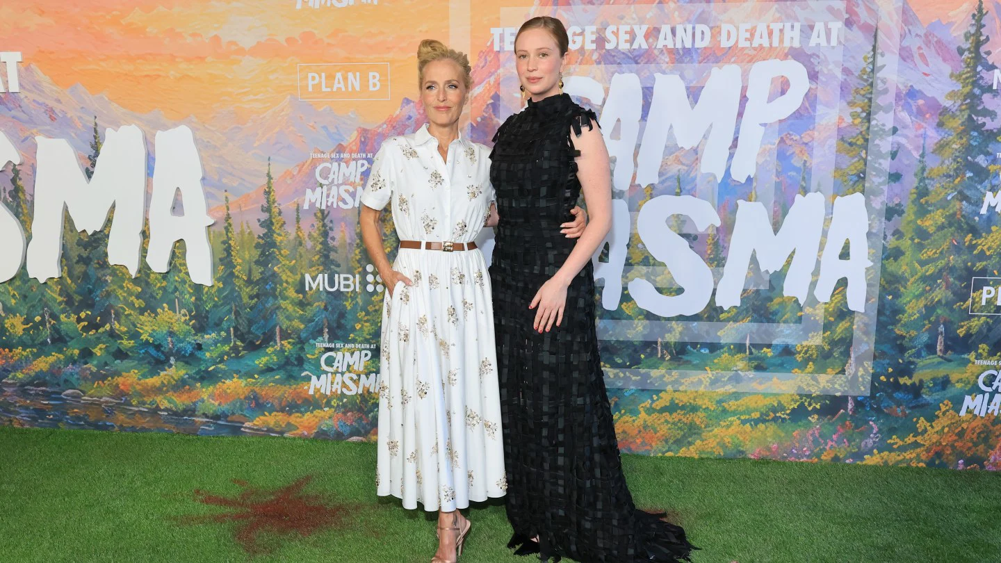 Hannah Einbinder y Gillian Anderson protagonizan el terror queer 'Teenage Sex and Death at Camp Miasma'
