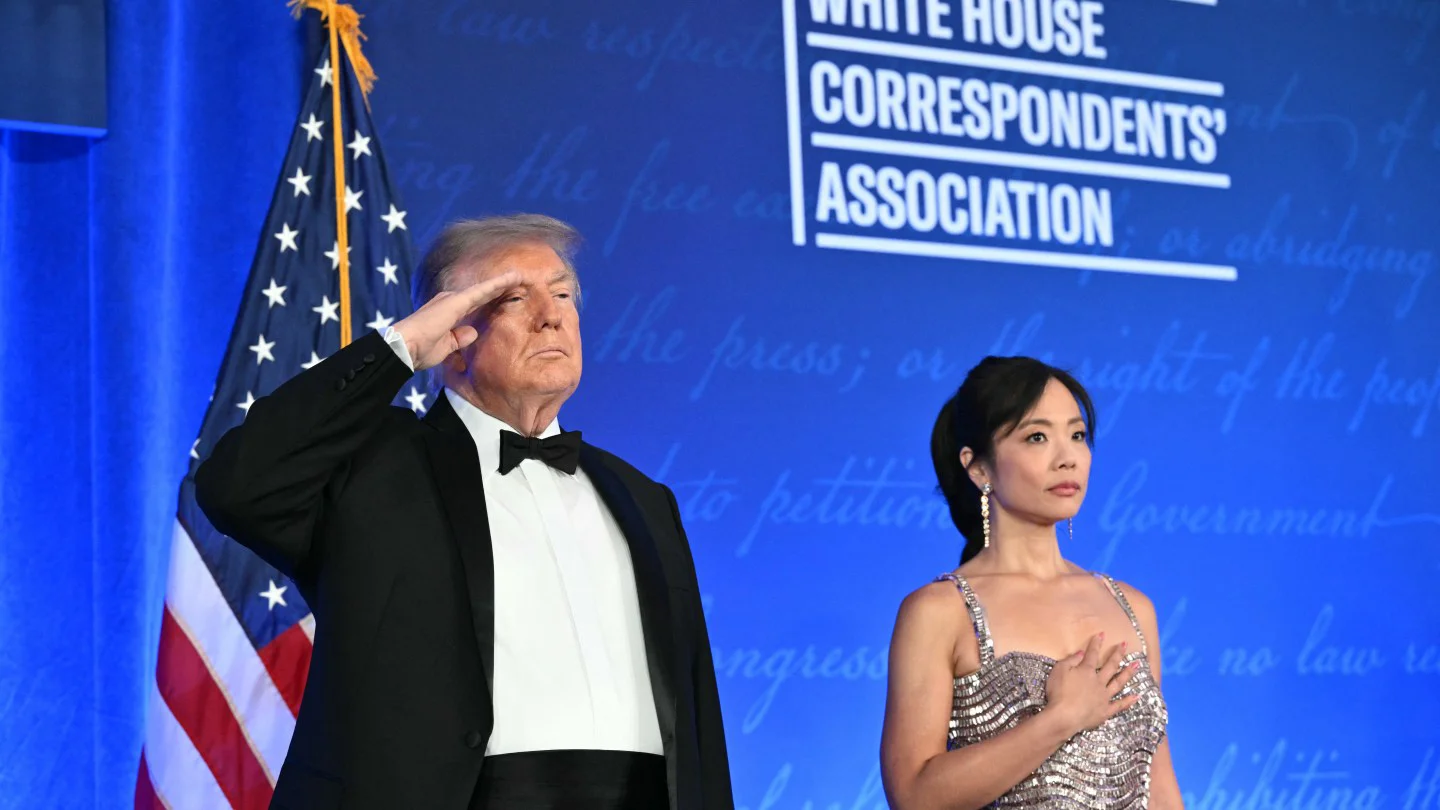 Trump lanza dardos contra la prensa en cena de corresponsales de la Casa Blanca