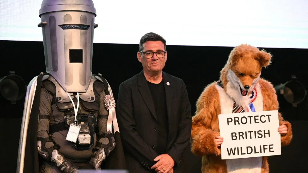 Count Binface se postula contra Nigel Farage en elección especial en Clacton