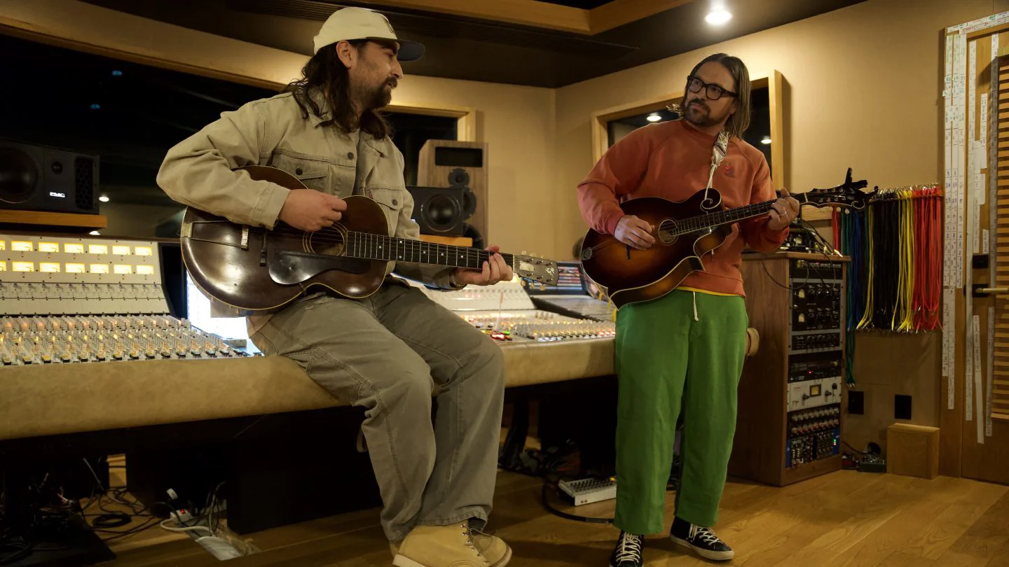 'The Great Divide' de Noah Kahan alcanza certificación platino y debuta como número 1 en Billboard 200