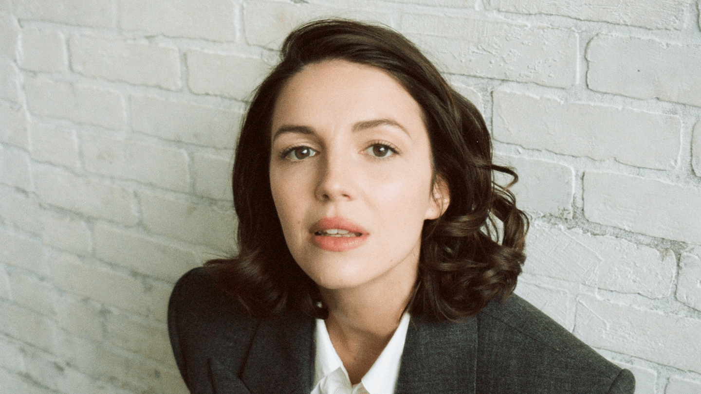Ella Hunt estrena serie en Hulu y lanza álbum debut en una semana de 'novedad'