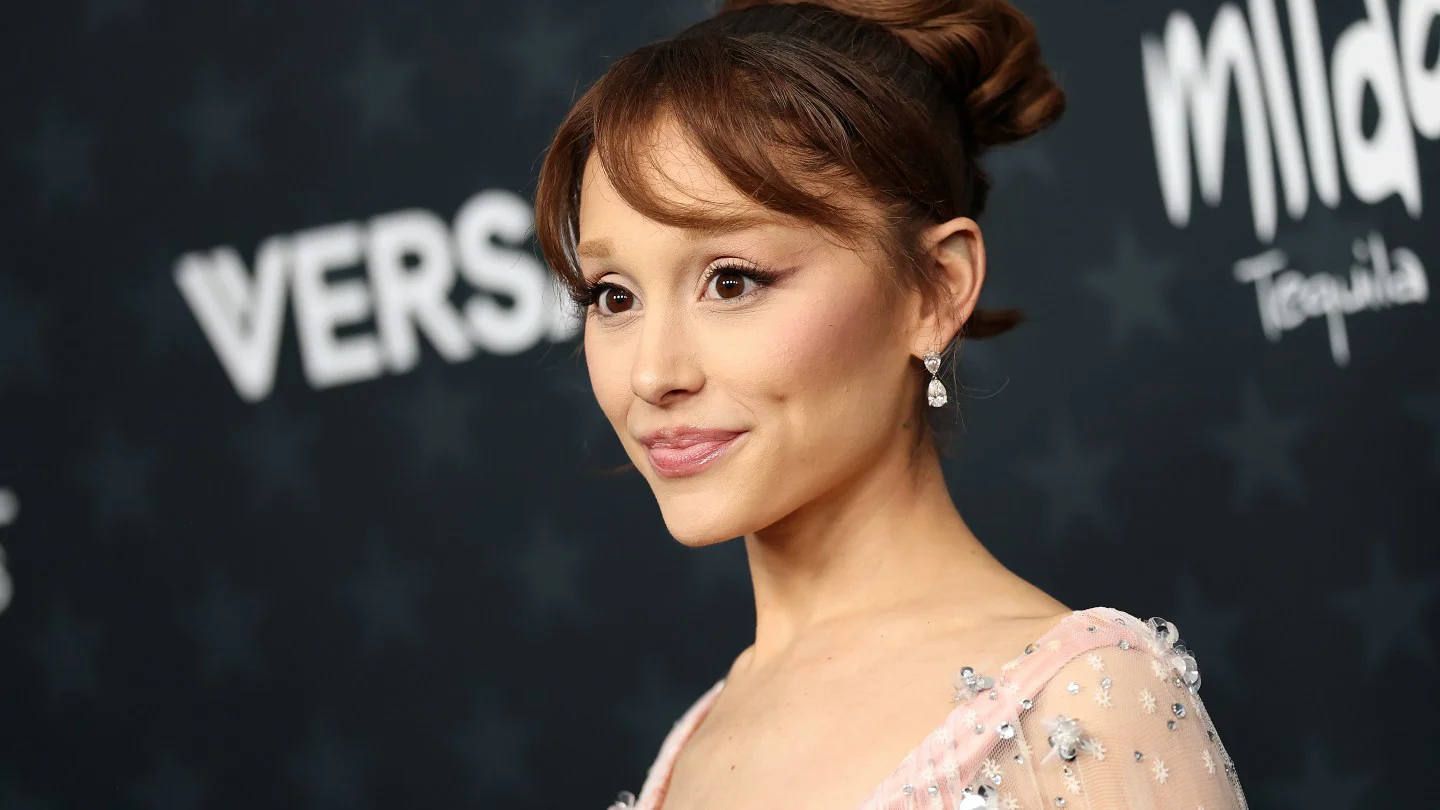 Ariana Grande demanda a hackers anónimos por robo de música inédita y material privado