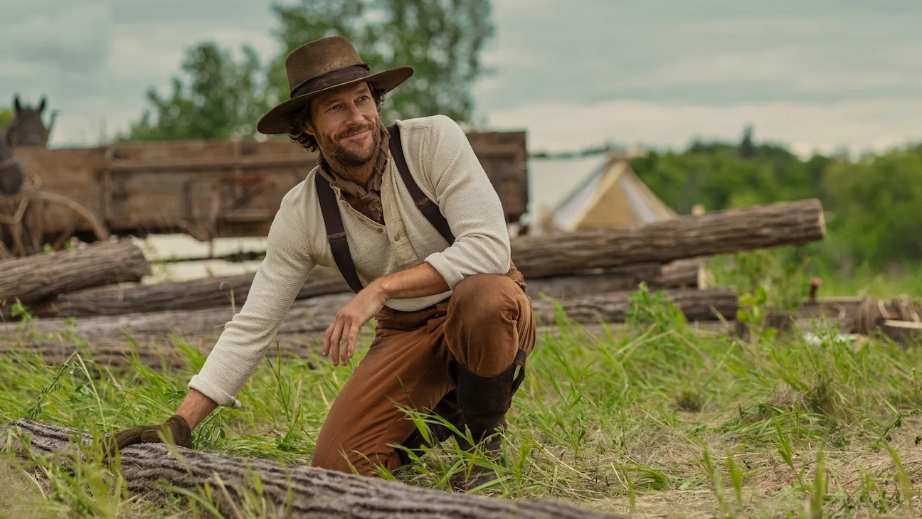 Luke Bracey da vida a Pa Ingalls en nueva adaptación de Netflix de 'Little House on the Prairie'