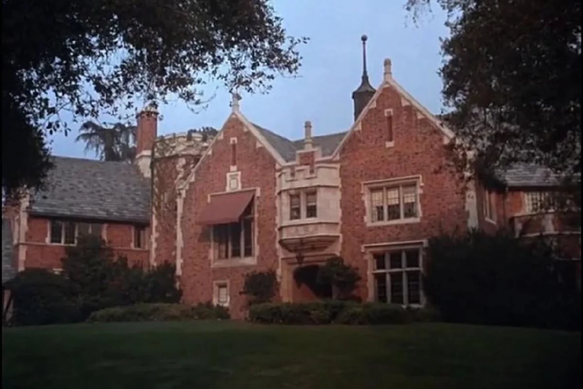 La fachada de la Mansión Wayne de la serie Batman de los 60 está en venta por 32 millones de dólares