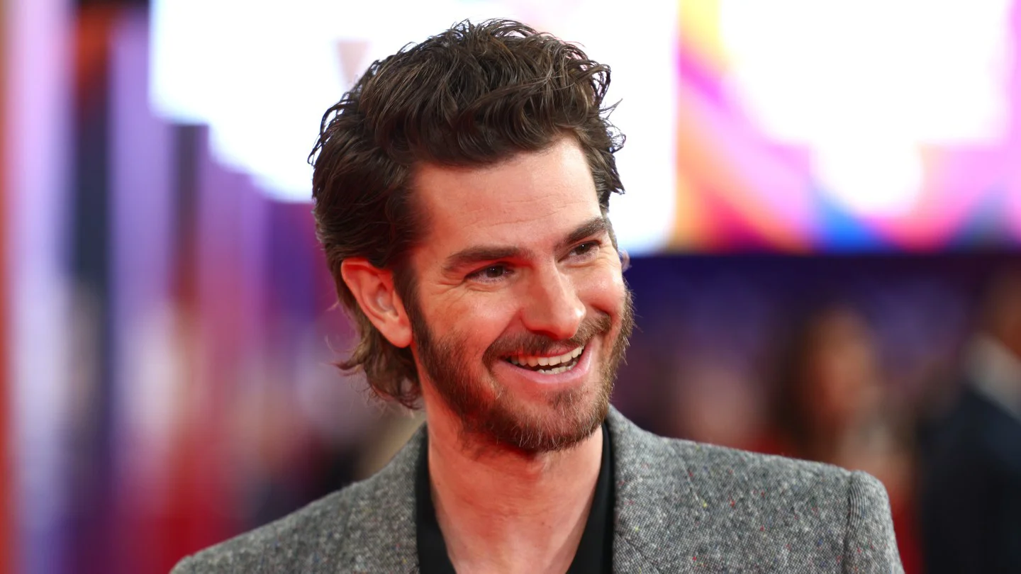 Andrew Garfield agradece a Amazon y celebra a Neon tras la salida de 'Artificial'