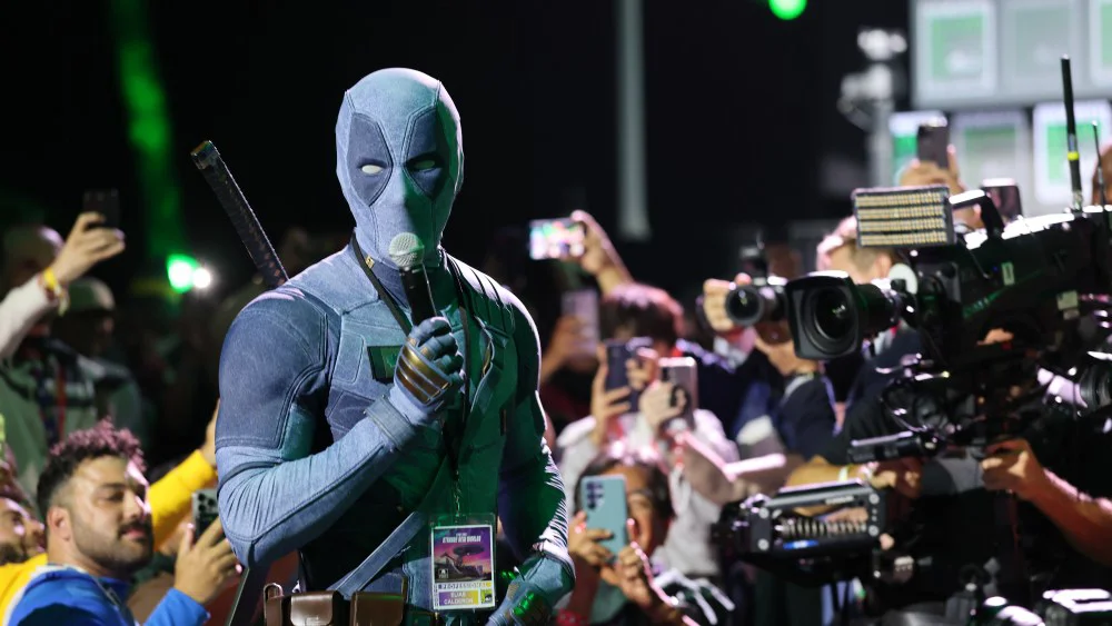 Ryan Reynolds se cuela en la Comic-Con disfrazado de Deadpool y confirma futuros proyectos