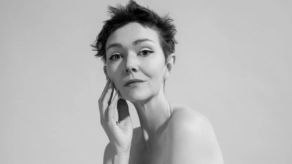 Elf Lyons lleva su show 'The Woman on the Edge' a Nueva York por tiempo limitado