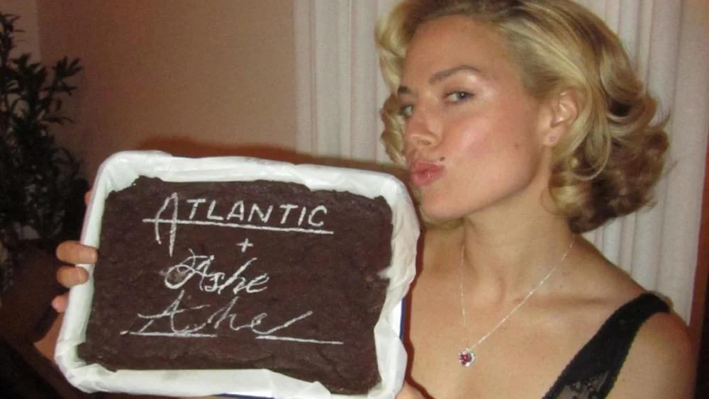 Ashe firma con Atlantic Records y Universal Music Publishing Group