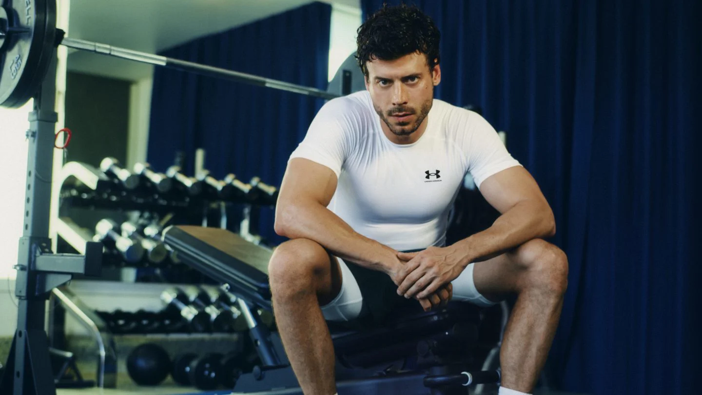 François Arnaud es nombrado embajador global de Under Armour; lanzan Funko Pops de 'Heated Rivalry'