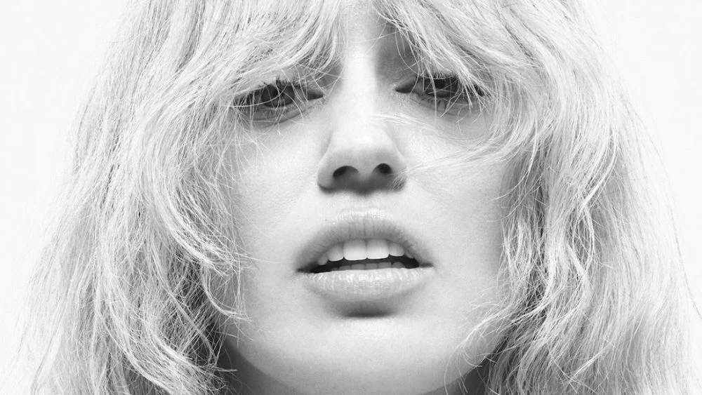 Miley Cyrus firma con Atlantic Records y es editora invitada de Wonderland