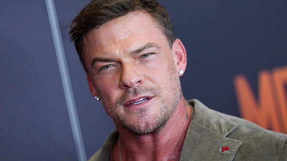 Alan Ritchson estalla contra los archivos de Epstein y pide cárcel para pedófilos en DC